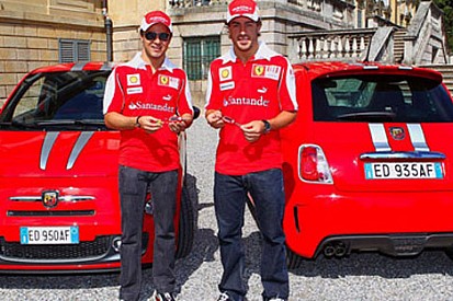 Alonso ve Massa Ferrari'lerini aldı