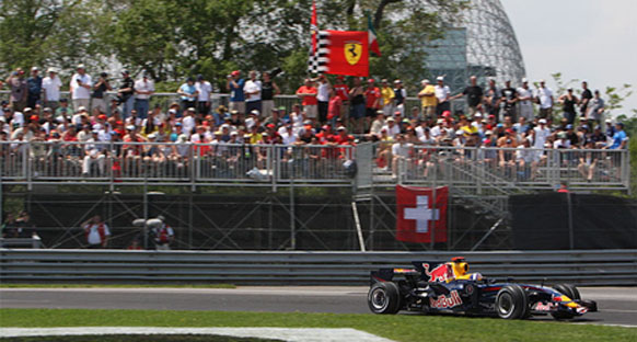 Coulthard podyumun keyfini çıkarıyor