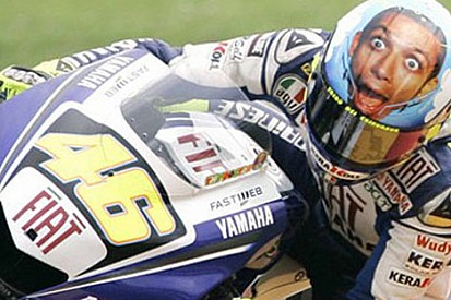 Rossi evinde pole pozisyonunda