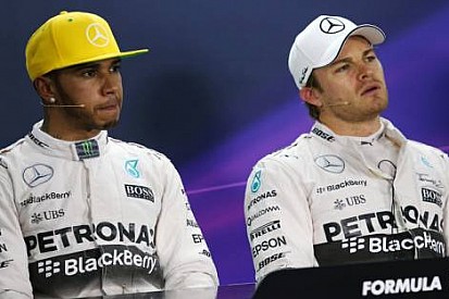 Hamilton Rosberg'in pole pozisyonunu kazanmasından endişe duymuyor