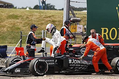 Button, McLaren'in daha fazla kazaya karışmamasına şaşırmış