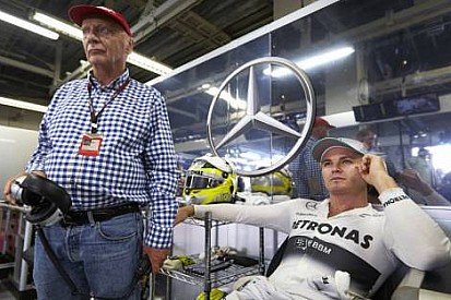 Lauda: Rosberg, Hamilton'ın momentumunu kırmalı