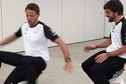 Alonso ve Button stres attı