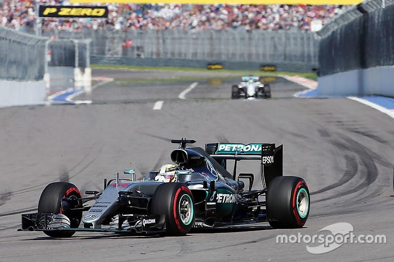 Hamilton padece de un problema de motor en la carrera