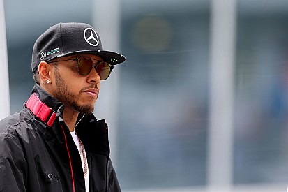 Hamilton richt zich tot fans: “Heb vertrouwen in mijn team”