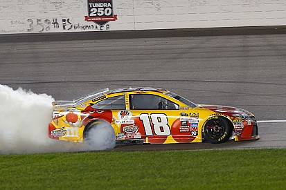 Nach Truex-Show: Erster Kansas-Sieg für Kyle Busch