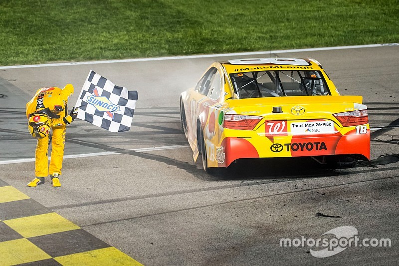 Kyle Busch logra su primera victoria en Kansas
