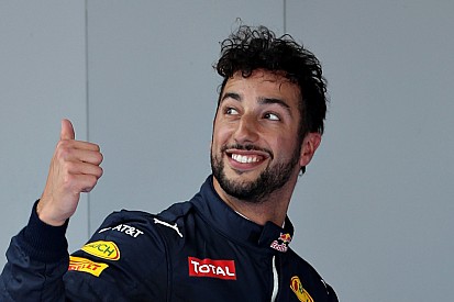 Ricciardo, feliz por estar delante de los dos Ferrari