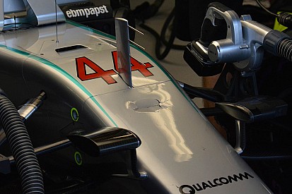 Mercedes: il cric danneggia il muso di Hamilton