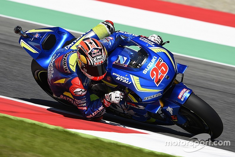 Viñales marca la referencia por delante de Lorenzo y Rossi