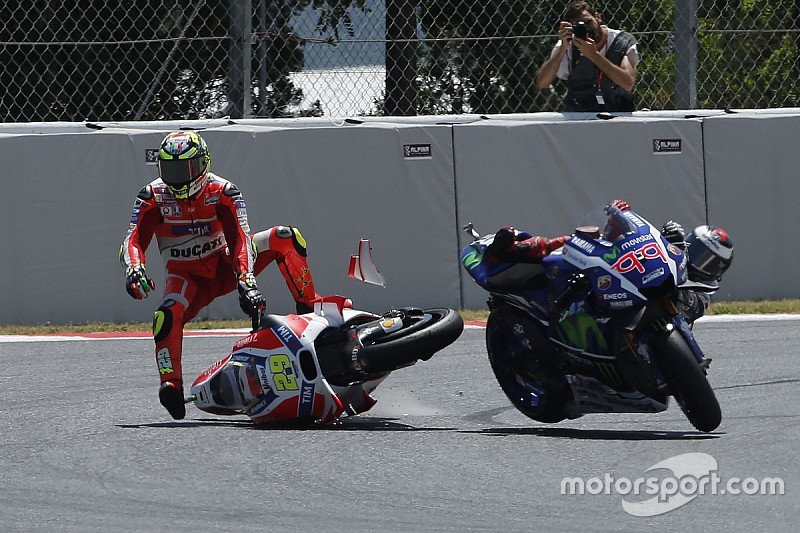 Fotogallery: la sequenza dell'incidente tra Iannone e Lorenzo