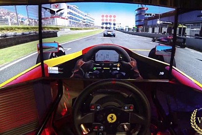 Ha így játszol otthon, soha nem unatkozol: Tripla monitor és egy Ferrari kormány
