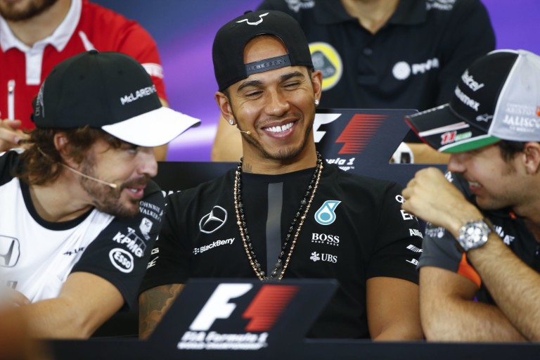 Alonso ilyenkor mit érez? Dobogó a McLaren-Hondától... Melyik dimenzióban?