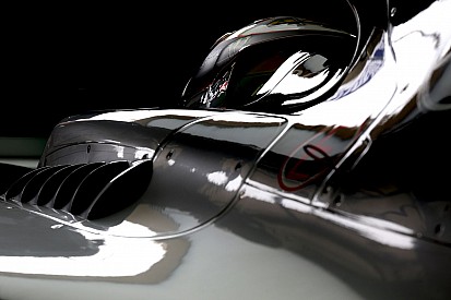 Videón, ahogy Hamilton és Rosberg kiüti egymást Barcelonában