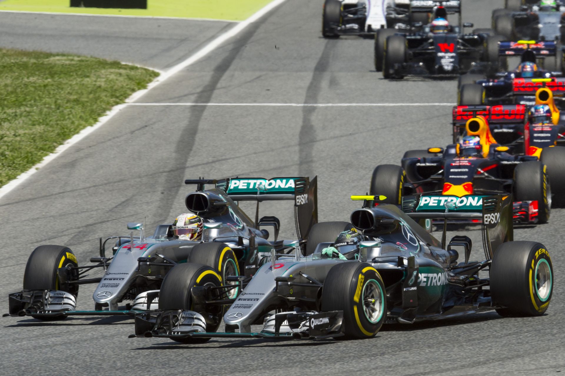 Kilassítva, belső kamerás nézetből Rosberg és Hamilton balesete