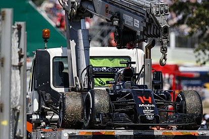Ki érti ezt? Alonso motorja elzárta „magától” az üzemanyagot