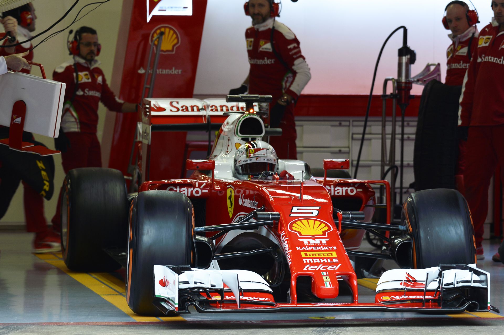 BRÉKING: elfüstölt Vettel alatt a Ferrari, már a start előtt!