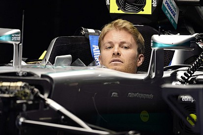 Rosberg nyerte a csonka első kínai szabadedzést Hamilton és Vettel előtt: durva defektek, motorgondok a Mercedesnél