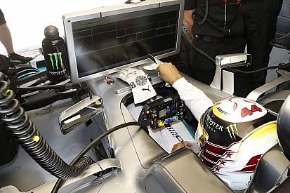 Hamilton: Az egy kiállás sz*r a versenyzés szempontjából, és sz*rul mutat a TV-ben!