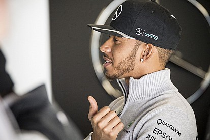 Mennyire lesz hatással Hamilton teljesítményére az, hogy Beckham-szerű ikon?