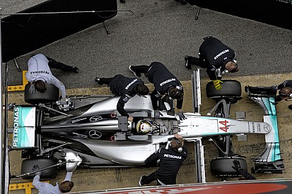 Hamilton: „A Ferrari futott néhány hihetetlen időt a teszten…”