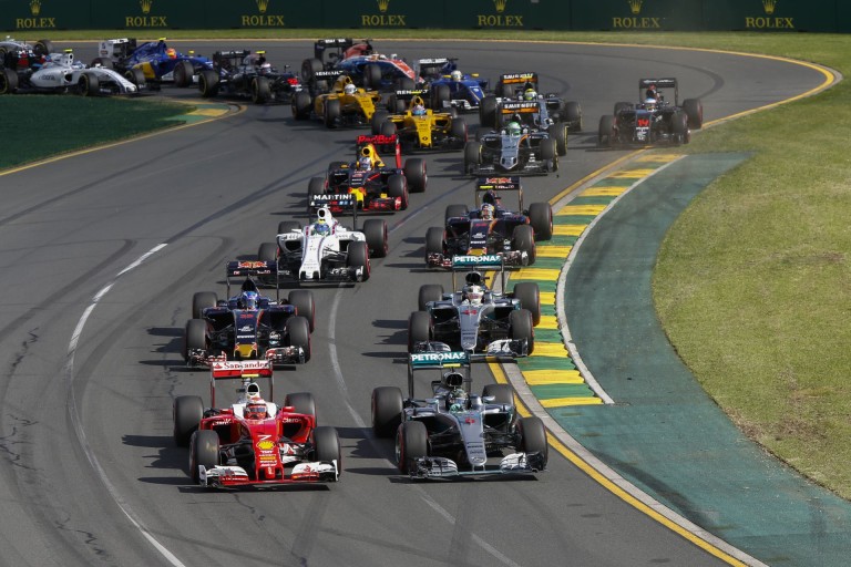Belső kamerán, ahogy Vettel állva hagyja a mezőnyt: rakétaként lőtt ki a Ferrari