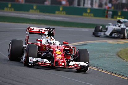 Vettel belsőkamerás felvétele, ahogy megelőzi Hamiltont a Ferrarival Ausztráliában