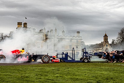 Ez ÓRIÁSI: F1-es autóval a rögbi játékosok ellen