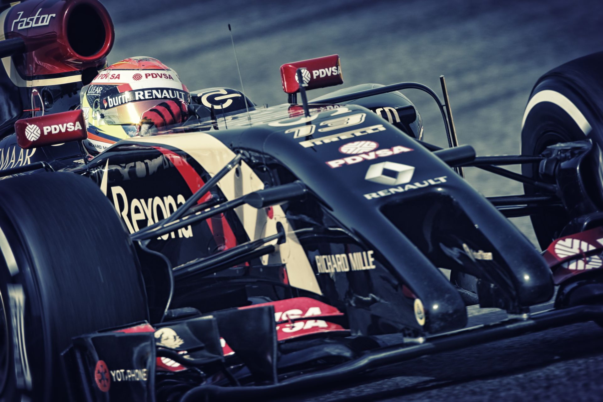 Videón, ahogy Maldonado egyszerűen a levegőbe repíti a társát az F1-es versenyen