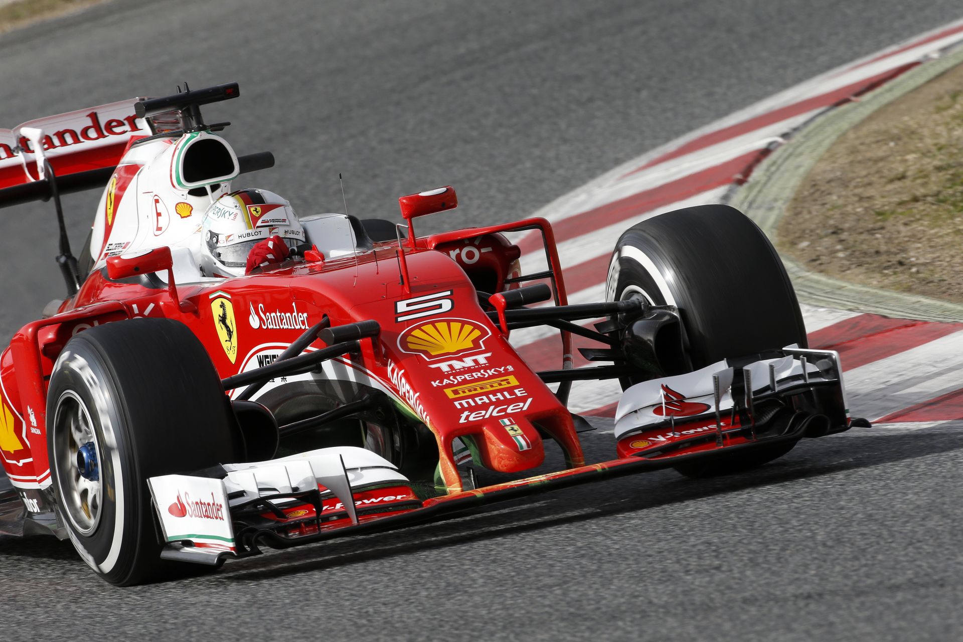 Újabb videón a Ferrari versenygépe Vettellel: szépen röfög