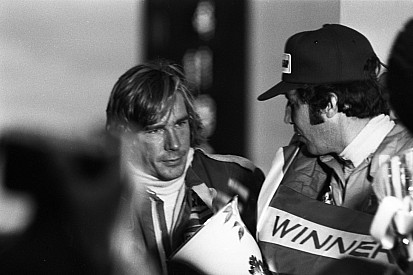 James Hunt egyszerűen kiütötte a versenybírót: KO