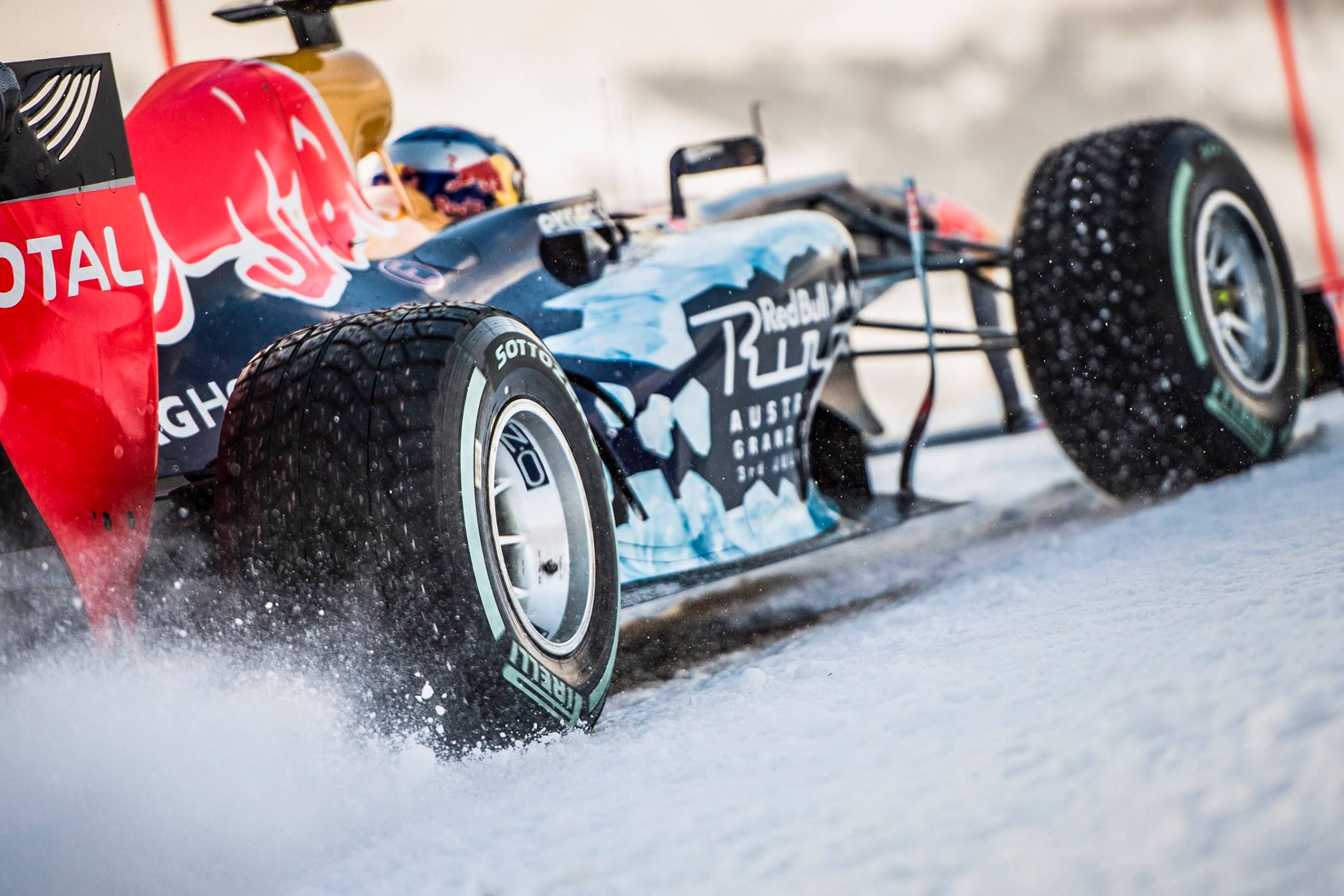 Képgaléria Max Verstappen első F1-es havas száguldásáról: szöges gumik a Red Bullon
