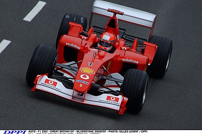 Schumacher, ahogy tapossa neki a 2002-es Ferrarival