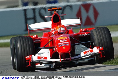 Schumacher és Barrichello csapatja neki a Ferrarival: szól a V10!