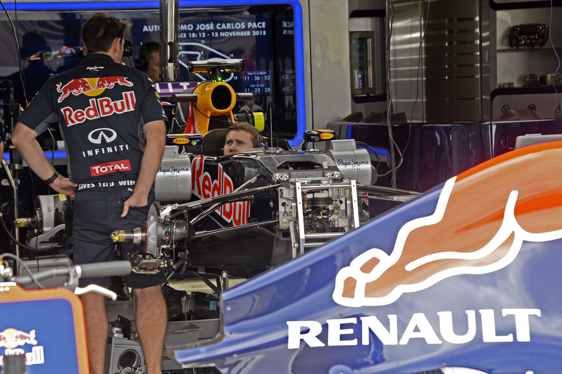 Rossz hír a Red Bullnak: csak a fejlesztések felét kapják meg a Renault-tól