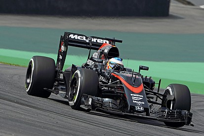 Alonso újabb sisakot szerzett magának a Forma-1-ben