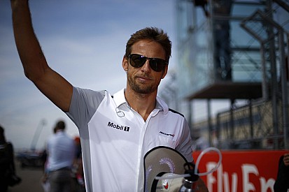 Button élete egyik legnagyobb élménye: egy 600 lóerős VW Beetle-nek nyomta neki