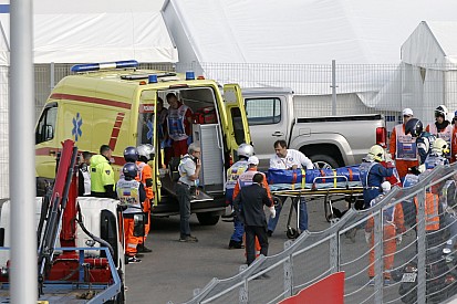Belső kamerás felvételen Sainz Jr. kemény becsapódása Szocsiból