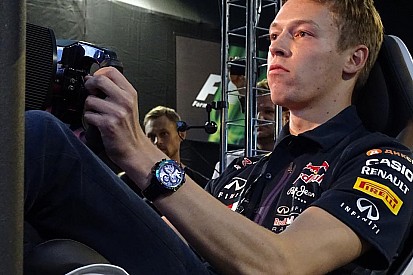 Ilyen, amikor Kvyat az új F1-es játékkal játszik