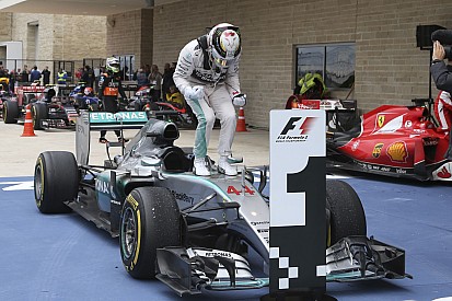 Képről képre, ahogy Hamilton kiszáll a Mercedesből és ünnepelni kezd