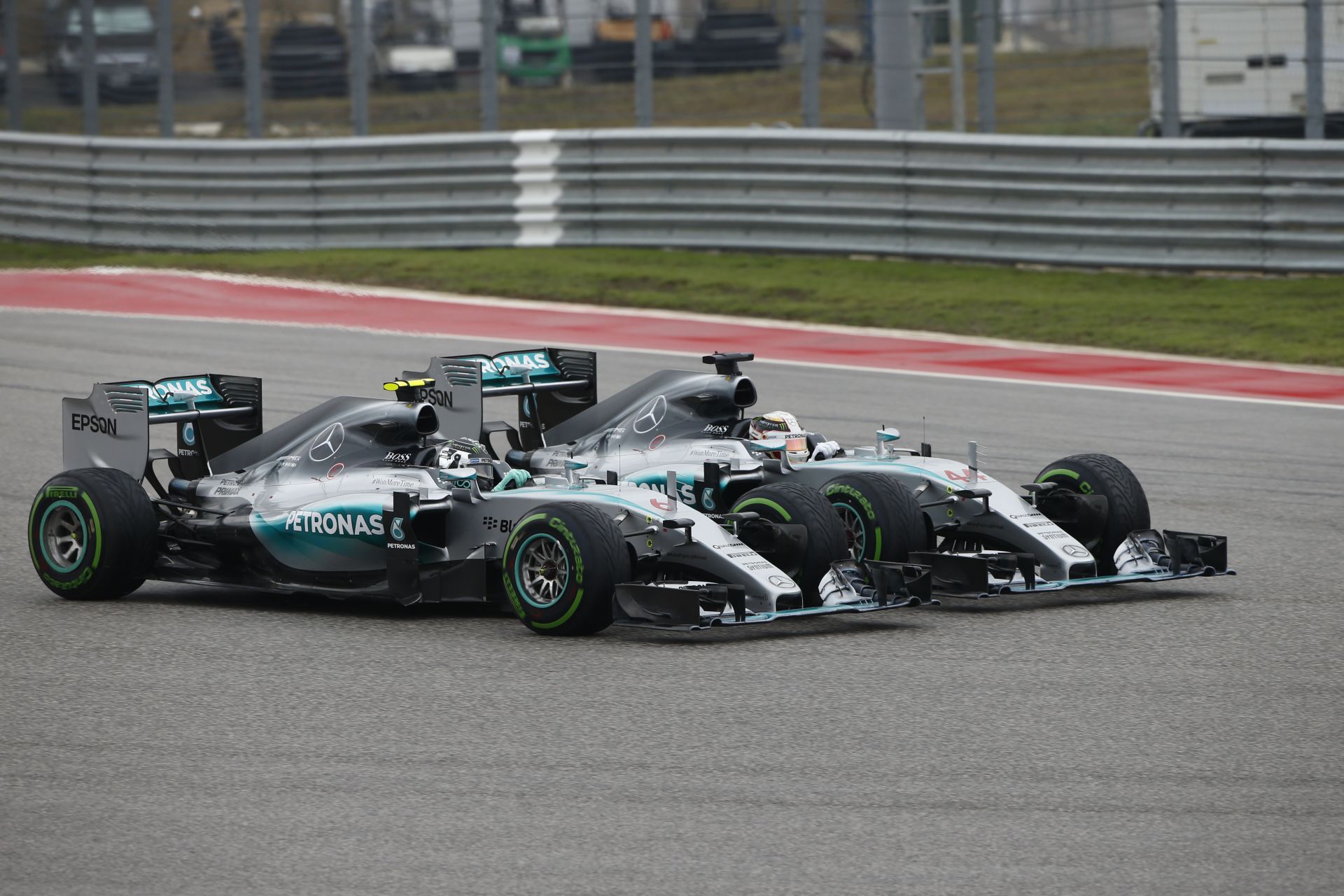 A jelenet, amikor Hamilton nagyon keményen kiteszi a pályáról Rosberget