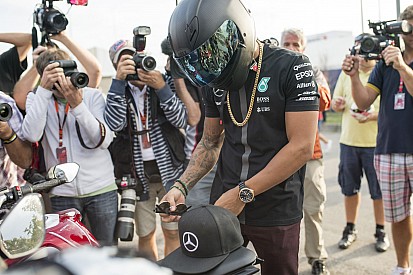 Hamilton egy győzelemre van Sennától: Szingapúrban beérheti példaképét!