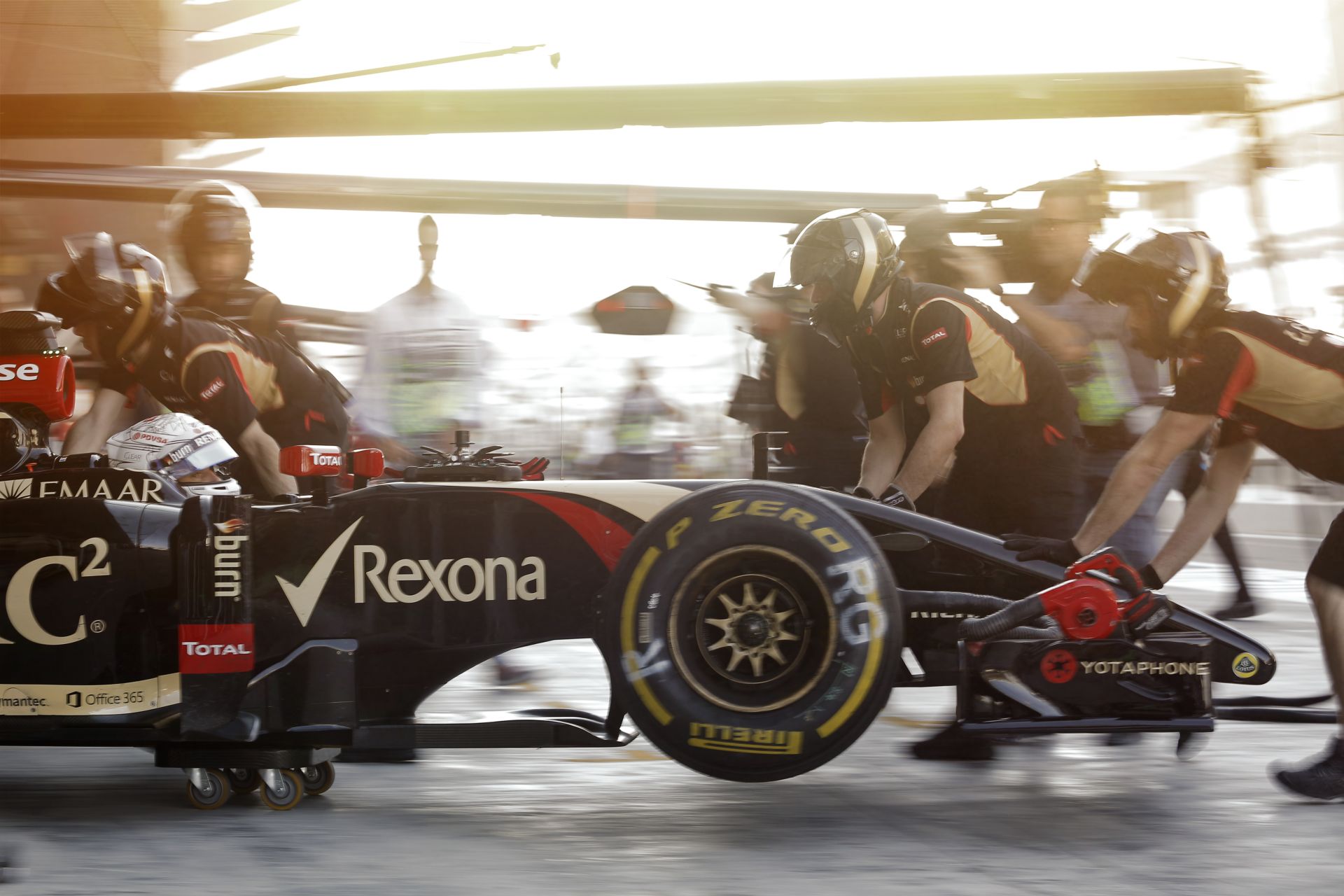 A Lotus és a Renault is pénzügyi slamasztikában - Ecclestone kezében a megoldás?