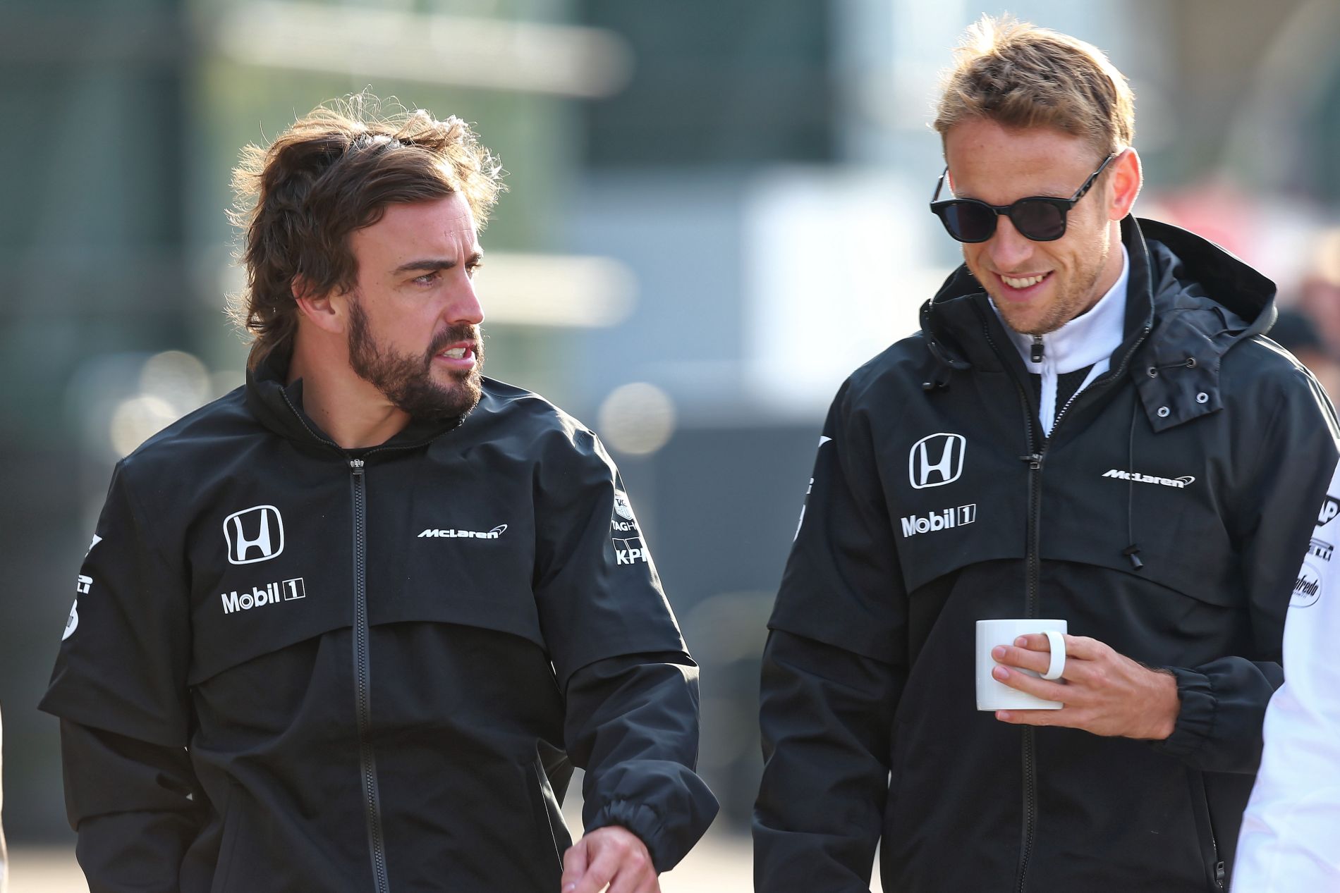 Alonso még mindig hisz benne, hogy bajnok lehet, Button pedig szorít neki, hogy így legyen