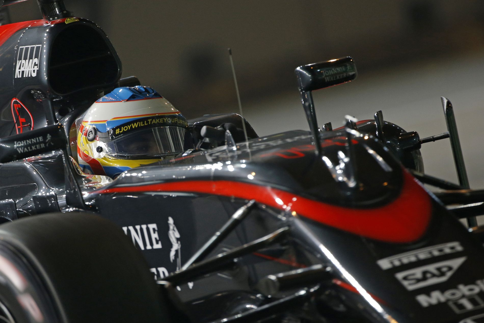 Alonso fél éve van a McLarennél, máris neheztel a motorszállítóra