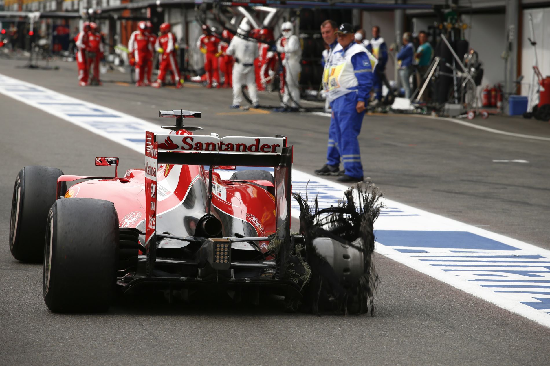 Vettel mérges a Pirellire, de vajon kivitelezhető lett volna-e az egy kerékcsere?