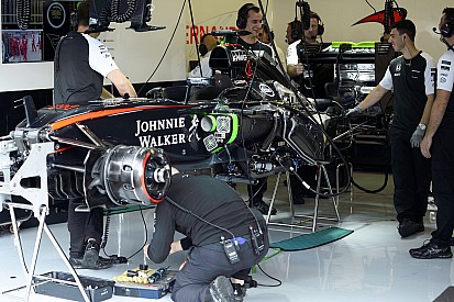 Cserebere a McLarennél: Alonso Button kasztnijában, utóbbi új köntöst kap Silverstone-ra