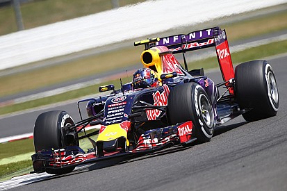 Az Aston Martin jövőre a Red Bull helyére léphet és Mercedes motorokkal versenyezhet