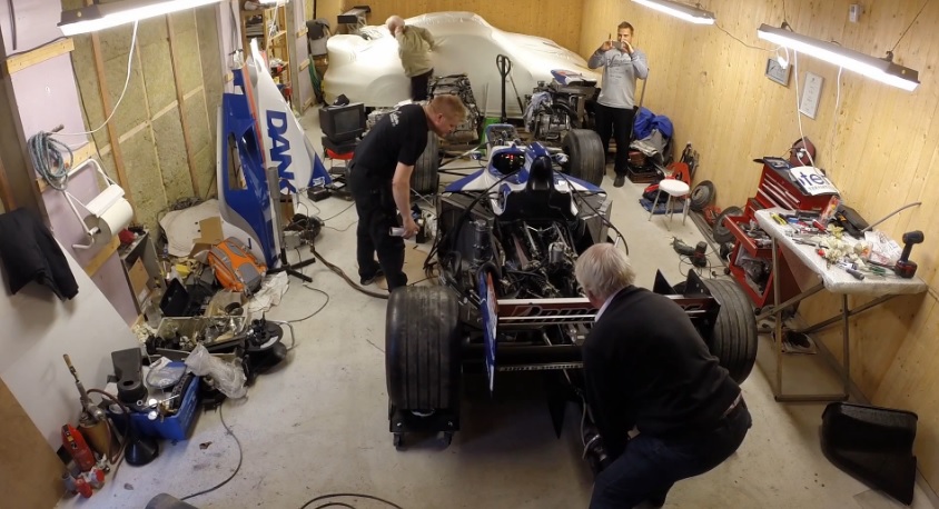 12 év után indították be Damon Hill F1-es autóját: Mindent beborított a füst