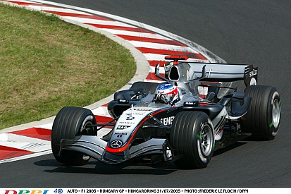 Egy kör Raikkönennel és a V10-es McLarennel a Hungaroringen: Jön a Magyar Nagydíj!